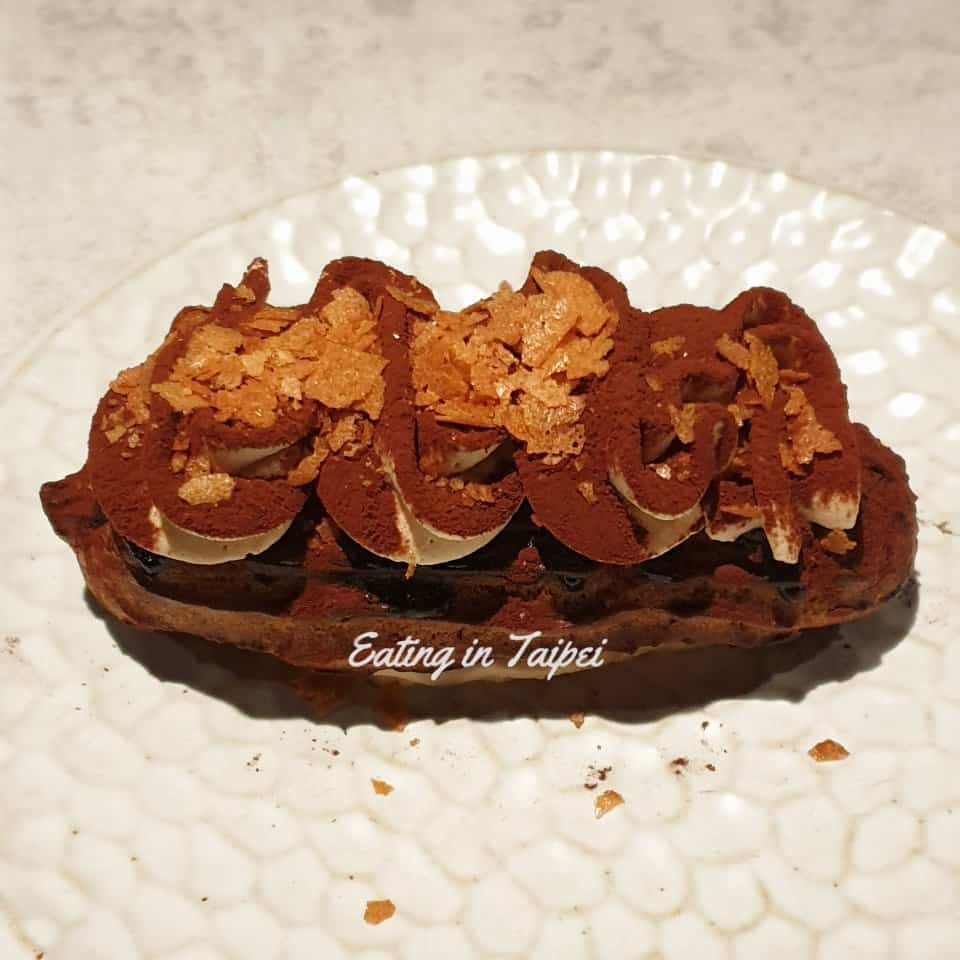 BBQ food shouldn't be judged on the desserts, but this long log of puff pastry filled with cream was pretty good.