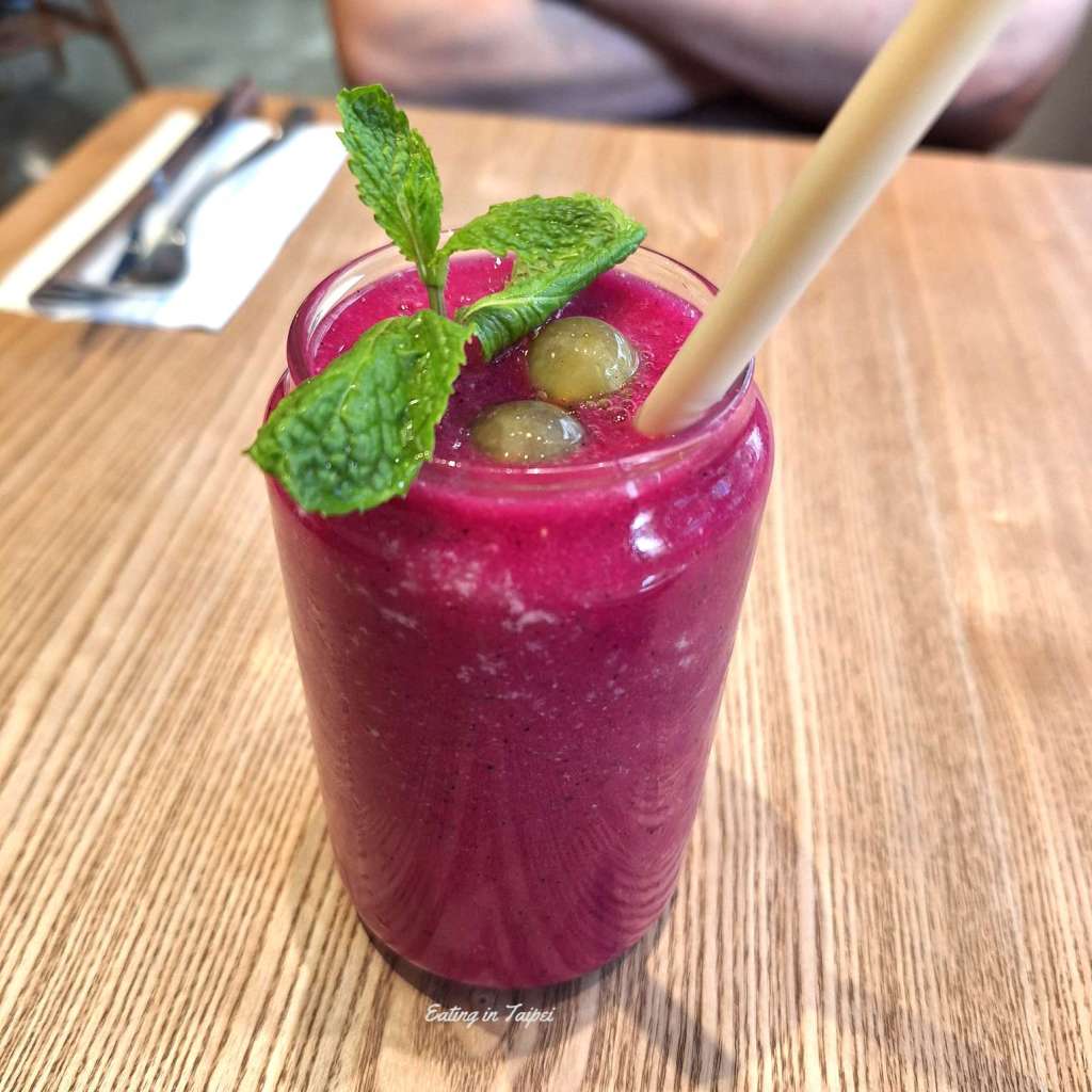 Sincere Rays do a great selection of yummy juices! This one is bright purple with a contrast of green mint leaves and green grapes on top.